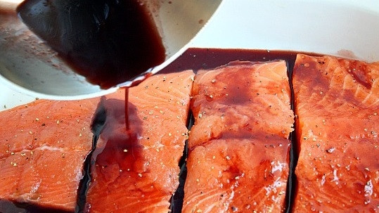 1. Этап. Семга в глазури из красного апельсина: 2. Выложите рыбку в жаропрочную форму, смазанную маслом. Соедините сок, соевый соус и коричневый сахар. Добавьте соль и перец, вылейте все на рыбку.