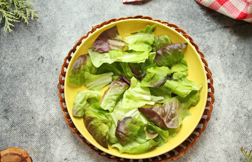 1. Этап. Салат с сыром, огурцом и тунцом: Руками порвите листья салата и разложите на салатном блюде.