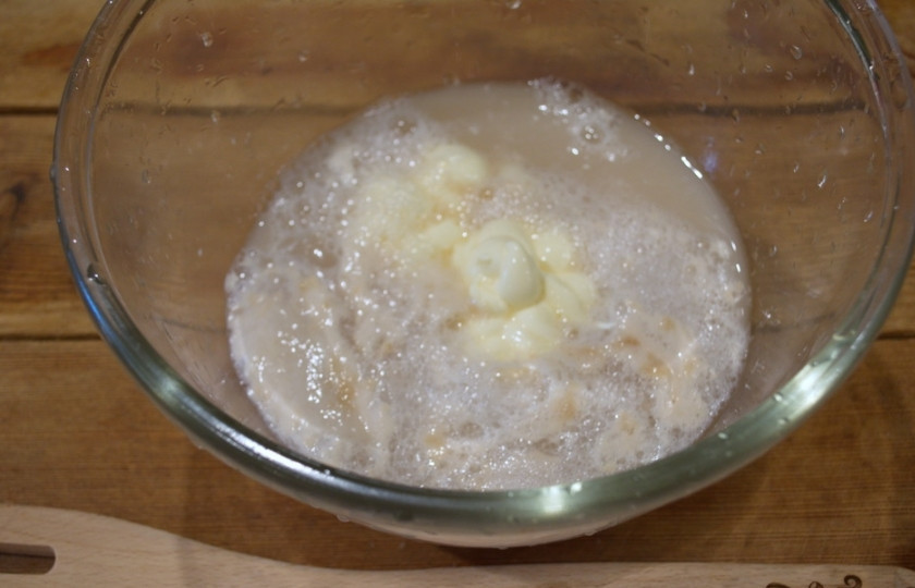 1. Этап. Дрожжевое тесто на майонезе: В другой миске соедините дрожжевую воду, прибавив к ней еще воды. Всего по рецепту воды нужно 280-300 мл. Разница связана с тем, какую муку вы будете использовать. У разных производителей разная мука. В процессе замеса теста вы поймете, нужно ли вам еще воды, но могу сказать от себя, что 300 мл. в самый раз при любой муке. Итак, в миску вливаем дрожжевую воду, добавляем еще немного воды, чтоб получилось всего жидкости 300 мл. Добавляем майонез (яйца уже не кладем). Перемешиваем.