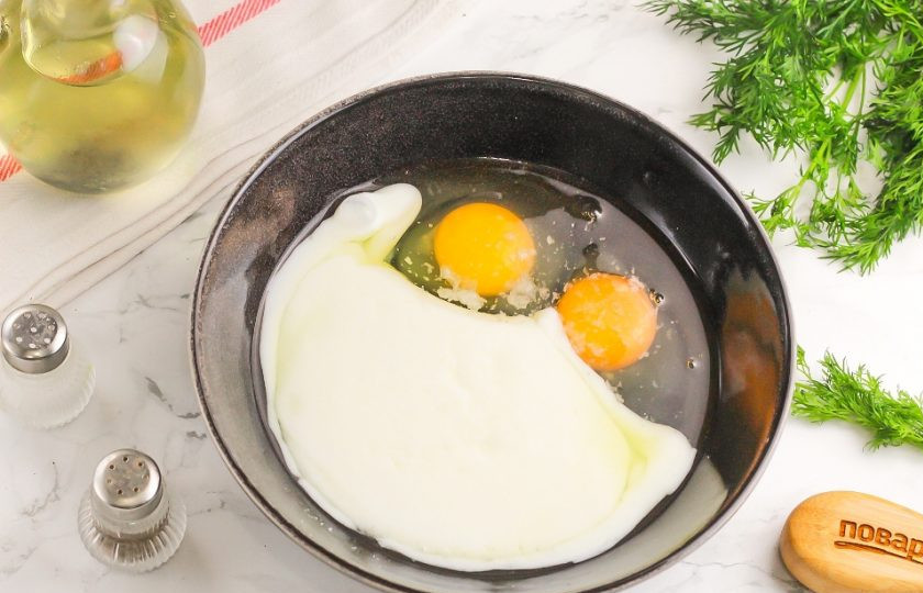 1. Этап. Блинные рулетики с начинкой: В миску или салатник вбейте куриные яйца и влейте кефир любой жирности, всыпьте соль. Взбейте венчиком примерно 1-2 минуты.