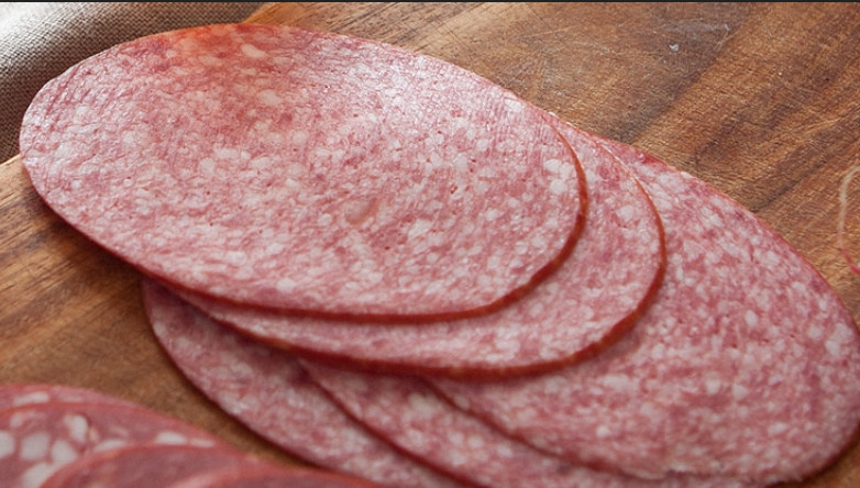 1. Этап. Тапас: Очень тонко нарезаем салями.