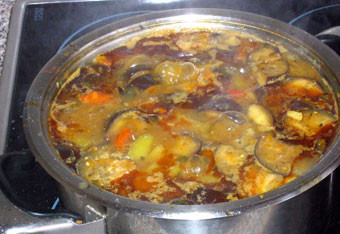 1. Этап. Баранина по-грузински: 3. Перекладываем смесь со сковороды вместе с остатками масла в кастрюлю с толстыми стенками. Туда же - все овощи. Добавим специи по вкусу и соус ткемали. Тушим на маленьком огне под крышкой, овощи должны дать много сока. Если нет - добавьте воды, и уваривайте до нужной вам густоты.