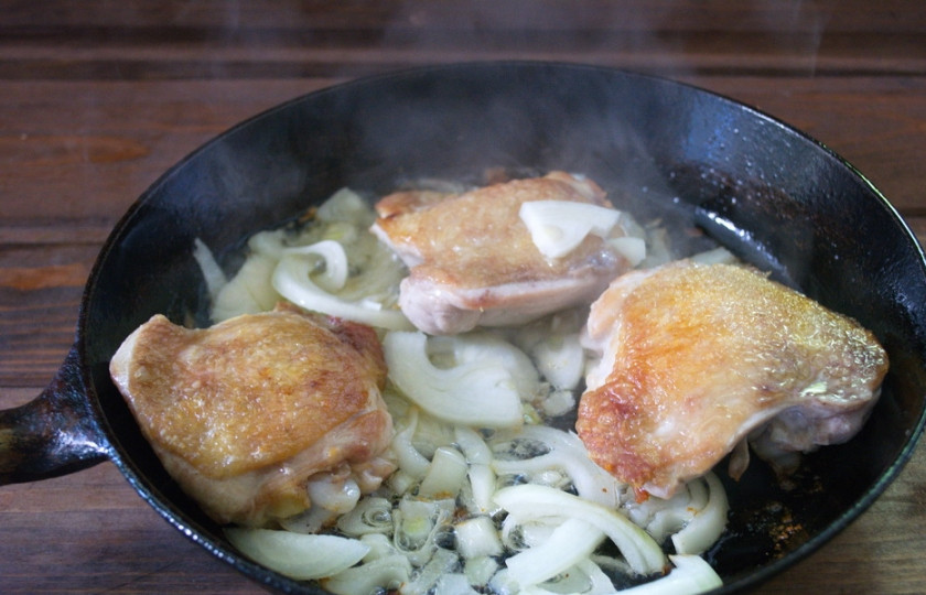 1. Этап. Рис с курицей и ананасами: Когда курица обжарится, добавьте лук. Тушите все вместе 5 минут.