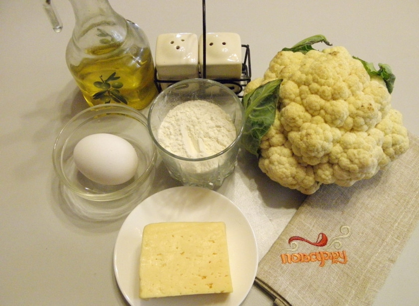 1. Этап. Цветная капуста в кляре с сыром: Подготовьте продукты. Капусту вымойте, снимите листья. Количество муки может меняться в зависимости от разvера яйца. Яйца использую крупные высшего сорта. Можно заменить двумя первого сорта.