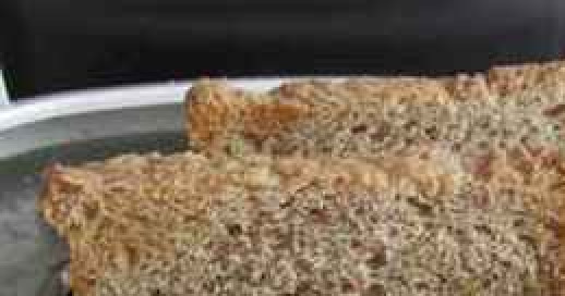 1. Этап. Бутерброды в виде божьей коровки: Хлеб обжарьте в тостере.