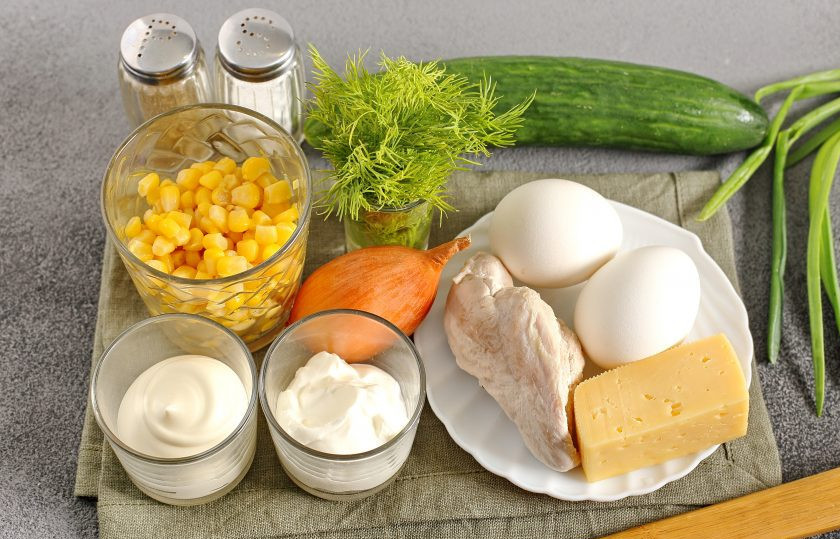 1. Этап. Салат Вечерний: Подготовьте все ингредиенты. Куриное филе и яйца заранее отварите и дайте остыть.