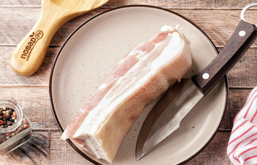 1. Этап. Сало в меду: Сало промойте, шкурку поскребите ножом.