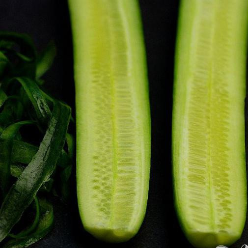 1. Этап. Райта салат: Почистите и порежьте пополам огурцы.