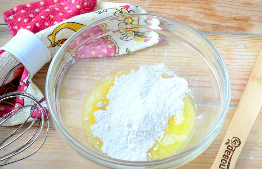 1. Этап. Суфле классическое: Растопите сливочное масло, добавьте к нему муку.