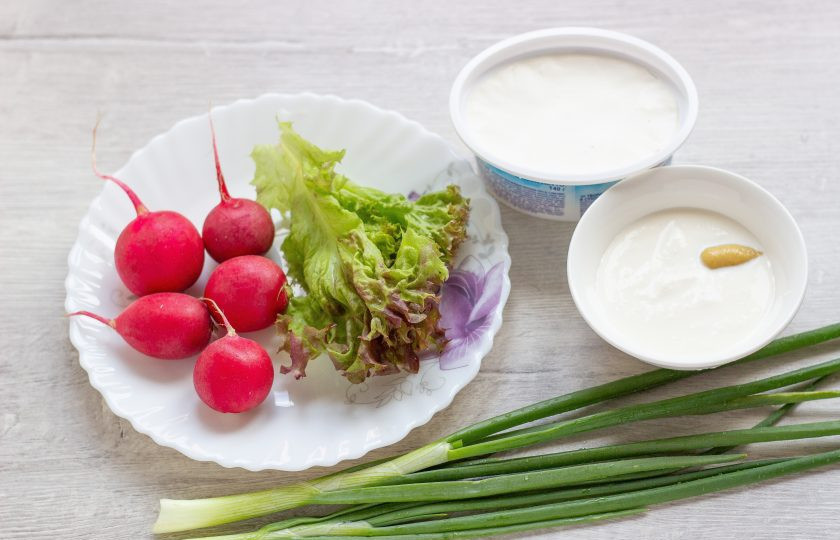 1. Этап. Летние паштеты: Подготовьте все ингредиенты для cырного паштета с редисом и луком, включая соль и перец.