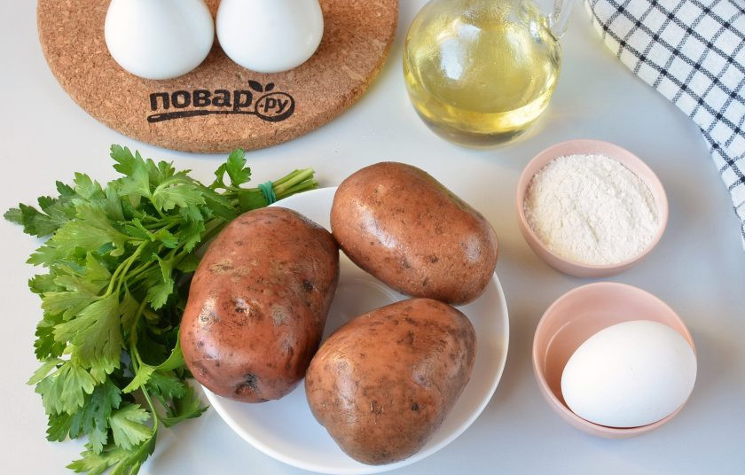 1. Этап. Большой драник на сковороде: Подготовьте ингредиенты, очистите картофель.