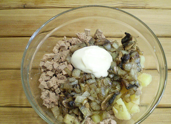 1. Этап. Салат Обезьянка: Соберите салат: картофель, печень, жареный лук и грибы. Заправьте салат майонезом, добавьте соль и специи.