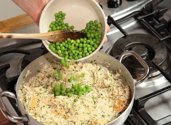 1. Этап. Курица с рисом: Когда жидкости останется совсем немного, добавляем замороженный горошек (по желанию, можно этого не делать) и тушим на среднем огне до готовности риса. Если рис будет подгорать, добавьте еще немного бульона или воды.