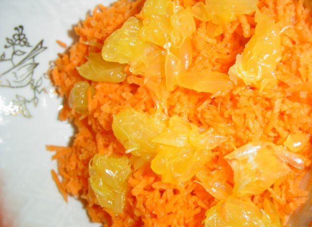1. Этап. Морковный салат: 3. Апельсины очищаю от кожуры, разделываю на дольки и очищаю от перепонок и пленки, нарезаю их небольшими кусочками и добавляю к морковке.