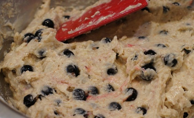 1. Этап. Кексы со смородиной на кефире: Замешиваем тесто. По консистенции тесто не жидкое, но и не плотное: липкое и жирноватое.