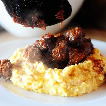 1. Этап. Пряная говядина с крупой и сыром: 8. Разделить крупу между тарелками и выложить сверху говядину. Посыпать сверху нарезанным зеленым луком при желании.