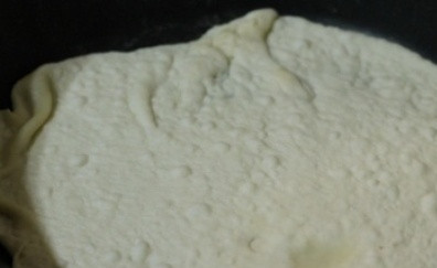 1. Этап. Торт Минутка: Затем выкладываем лепешку на горячую сухую сковороду и жарим с каждой стороны по 1 минуте.