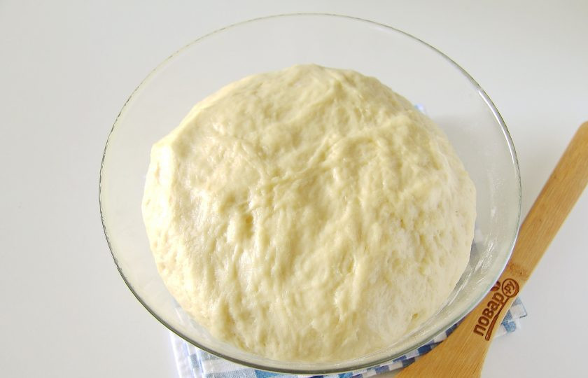 1. Этап. Пирог с морковью и яйцом: К этому времени тесто уже поднялось, его необходимо обмять и дать ему подняться еще раз.