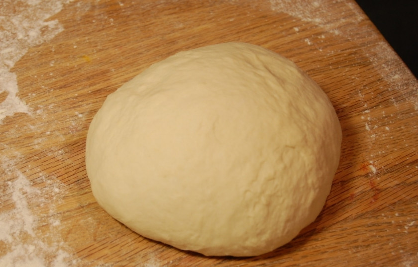 1. Этап. Тесто на пирожки: 3. Готовое тесто перекладываем на поверхность и немного вымешиваем (3-5 минут), после этого тесто оставляем на 10 минут. Лепим пирожки сразу, или оставляем тесто для дальнейшего хранения.