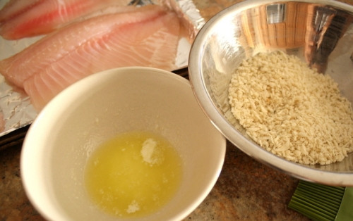 1. Этап. Запеченное филе тилапии в панировке: 2. Растопите сливочное масло и подготовьте сухарики.