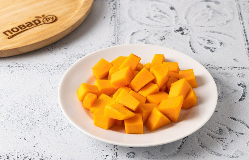 1. Этап. Овсяная каша Доброе утро: Разрежьте тыкву на небольшие кубики.