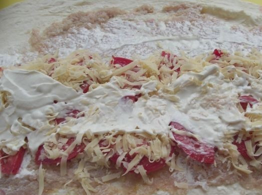 1. Этап. Лаваш с фаршем и сыром: 8. Присыпать сверху сыром (оставив щепотку для украшения) и снова промазать соусом.