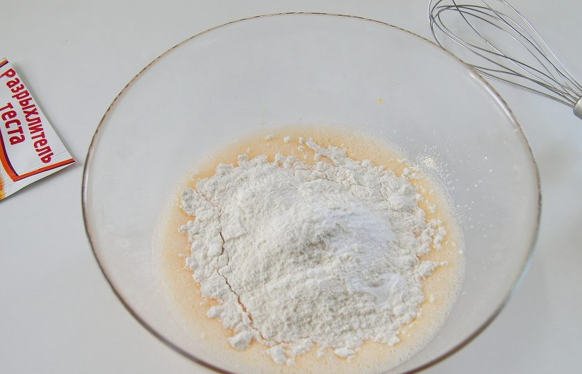 1. Этап. Апельсиновый пирог с орехами: Добавляем муку и разрыхлитель теста.
