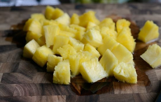 1. Этап. Фруктовый салат Радуга: 5. Ананас разрежьте на кубики.