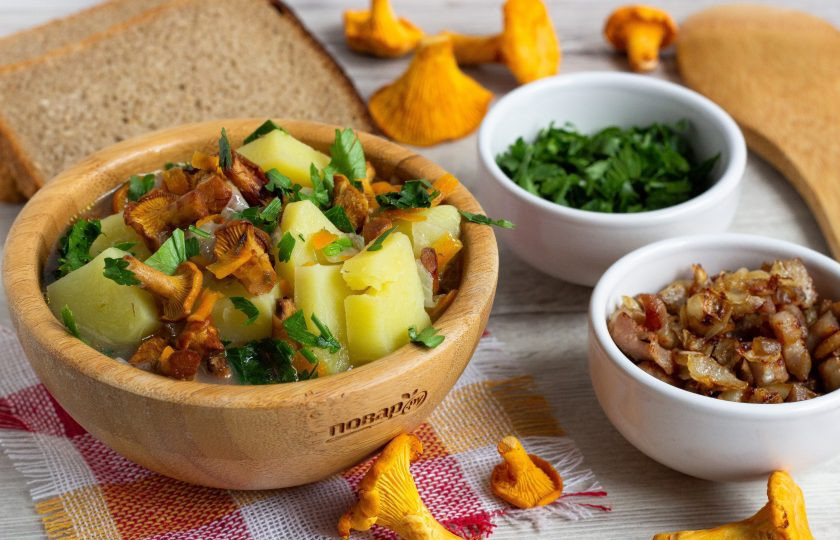 1. Этап. Деревенский суп с лисичками: Наш суп готов! Разлейте по тарелкам, добавьте шкварки с луком и посыпьте зеленью петрушки.