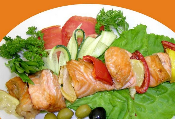 1. Этап. Рыба на костре: Рыба подается к столу со свежими овощами и бокальчиком любимого вина. Приятного аппетита!