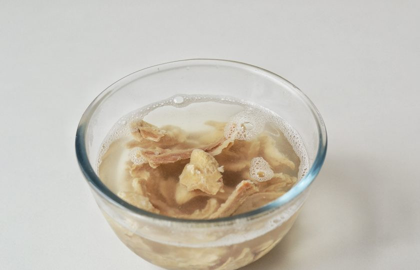 1. Этап. Постные соевые котлеты: Замочите соевое мясо в горячей воде на 15 минут. Затем слейте воду, и отожмите текстурат.