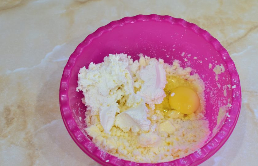 1. Этап. Итальянское печенье из сливочного сыра: Затем добавьте в чашу яйцо и сливочный сыр. Смешайте. Для смешивания можно воспользоваться миксером, чтобы сделать структуру гладкой и однородной.