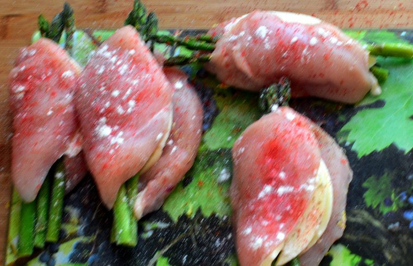 1. Этап. Куриная грудка, фаршированная спаржей: Посолите и поперчите каждое филе снаружи, посыпьте паприкой и чесночный порошком. Вотрите пряности в мясо.