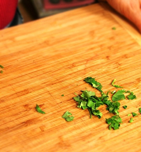 1. Этап. Салат из редьки с морковью: Мелко рубим небольшое количество кинзы.