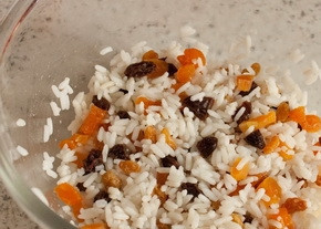 1. Этап. Курица, фаршированая рисом и сухофруктами: Рис отварите в подсоленной воде до полуготовности. Сухофрукты залейте кипятком, дайте им постоять минут 5. Далее смешайте рис с сухофруктами.