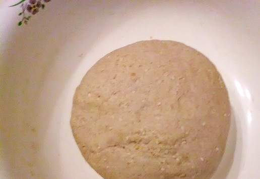 1. Этап. Ржаной хлеб с пшеничными отрубями и кунжутом: Месим тесто. Я вымешиваю руками. Процесс длится минут 10. Скатываем тесто в колобок, накрываем полотенцем и оставляем в теплом месте на 1,5 часа