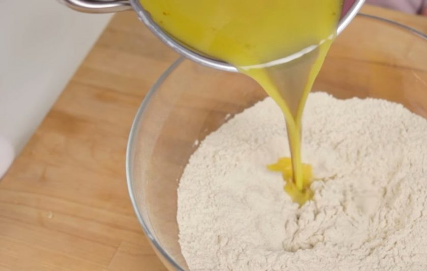 1. Этап. Пряничный человечек: 1. Муку просейте и смешайте с разрыхлителем, имбирем, корицей, солью с помощью венчика. Растопите на небольшом огне сливочное масло и добавьте к нему сахар и патоку. Перемешайте и слегка прогрейте, снимите с огня и добавьте в муку.