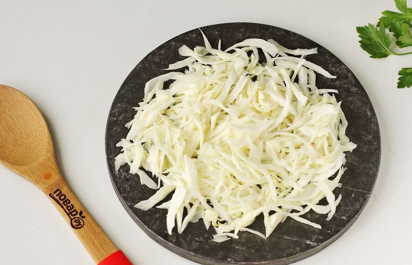 1. Этап. Борщ для диабетиков: Капусту нашинкуйте тонкой соломкой.