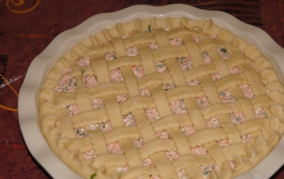 1. Этап. Пирог из форели: Наполняем слой начинкой из форели. Вторую половинку теста режем на тонкие полосы и выкладываем сверху начинки.