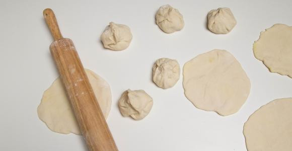 1. Этап. Бездрожжевые жареные пирожки с картошкой: Пирожки залепить и раскатать скалкой.