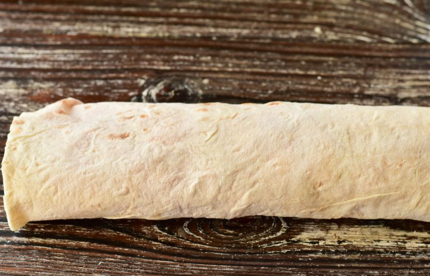 1. Этап. Шаурма с ветчиной: Скрутите шаурму в рулет. Обжарьте ее буквально 1 минуту на сухой сковороде.