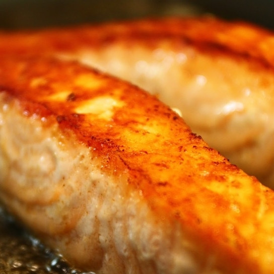 1. Этап. Лосось с имбирем: На другой сковороде обжариваем филе лосося до готовности. Это просто: на масле в течение пары минут с каждой стороны.