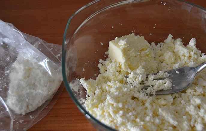 1. Этап. Берек с сыром: Для начинки лучше всего использовать солоноватый сыр, например, брынзу (не очень соленую) или творожный сыр. Выкладываем его в миску и немного разминаем вилкой.