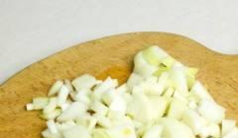 1. Этап. Овощное рагу с картофелем и капустой: Репчатый лук нарезаем на крупные кубики.