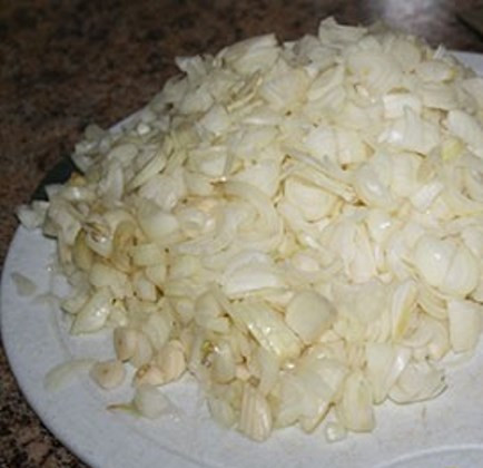 1. Этап. Заправка для борща: Пока морковка тушится, мелко нарежьте лук.