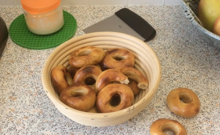 1. Этап. Самые настоящие бублики: 4. Через 45 секунд выньте бублики на бумажное полотенце. Через несколько минут переложите бублики на пергамент и выпекайте в разогретой до 200 градусов духовку на 10 минут. Остудите бублики. Приятного аппетита!