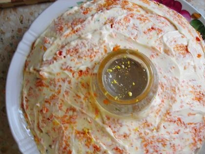 1. Этап. Салат Браслет: 9. Морковь очистить и натереть на терке. Выложить в салат и смазать майонезом.