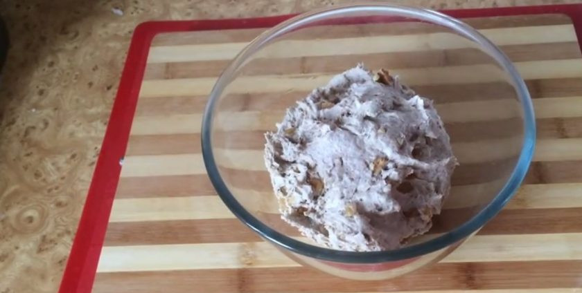 1. Этап. Пшенично-ржаной хлеб на закваске: Добавьте грецкие орехи и изюм. Месите до однородности теста. Переложите в миску, смазанную растительным маслом и слегка обомните. Влажными руками выровняйте верх теста и накройте пищевой пленкой.