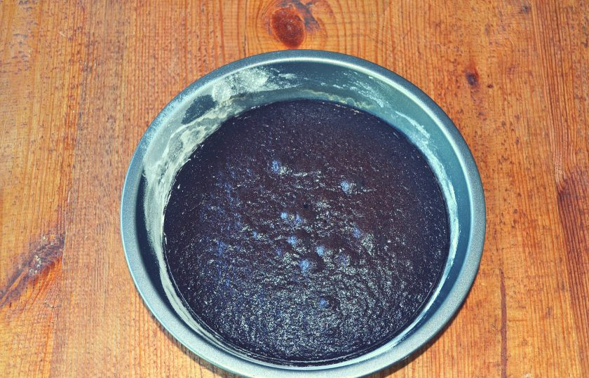 1. Этап. Торт Темный Ларри: Выпекаем корж до сухой спички. Важно не передержать его! У меня на каждый корж ушло около 30 минут.