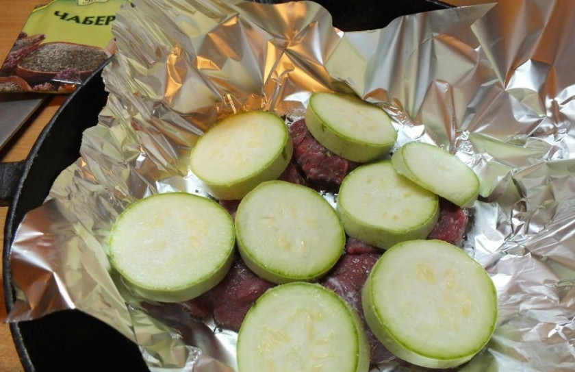 1. Этап. Говядина под шубой: 2. Кабачок и баклажан нарезаем кружочками, не слишком тонко, но и не толще, чем 1 см. Баклажан можно пока что засолить, чтобы не горчил, а кабачок выкладываем поверх мяса. Тоже солим.